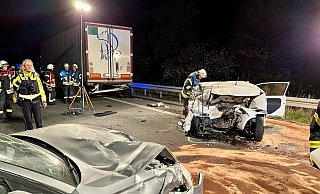 Ein Lastzug und zwei Pkw sind in den Unfall auf der Autobahn 33 verwickelt. - Ralph Meyer