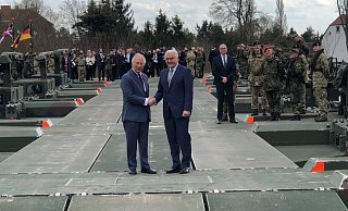 König Charles III. ist in Deutschland zu Besuch. Gemeinsam mit Bundespräsident Frank-Walter Steinmeier steht er auf der Brücke, die vom Deutsch/Britischen Pionierbrückenbataillons errichtet wurde. - Felix Schwien