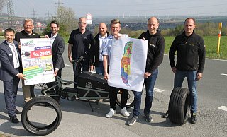 Die Organisatoren, Sponsoren und Mitgestalter von Büren on Wheels freuen sich auf das Fest. (v. l.) Bürgermeister Burkhard Schwuchow, Projektmanager Dirk Kleeschulte, Patrick Pelkmann (Volksbank Brilon Büren Salzkotten), Torsten Hieke (Radhaus Büren), Matthias Ebert und Patrick Dietz (beide Marktkauf Büren), Mark Schulte (Elektro Lüke) und Simon Barvink (Driver Center). - Johannes Büttner