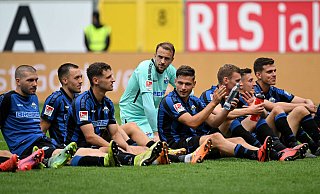 SCP-Keeper Leopold Zingerle (hinten) kam am Samstag zu seinem ersten Zweitliga-Einsatz seit Mai 2021. Nach dem Spiel bereitete er sich ebenso wie seine Teamkollegen (v. l.) Marco Schuster, Marcel Hoffmeier und Jonas Carls auf die obligatorische Humba vor. - Imago Images