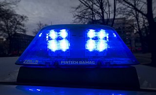 Die Polizei musste am späten Abend noch eine Straße sperren. - Paul Zinken / picture alliance / dpa