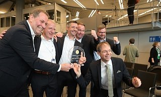 v.l.n.r.: Jan-Hendrik Mohr, Jan-Willem Verhorst, Johannes Weisbrodt, Ingo Kirchbeck, Dr. Martin von Hoyningen-Huene und Matthias Mumme freuen sich über den Tractor of the Year 2024. - claas