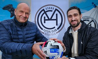 Mario Ermisch, der neue sportliche Leiter beim MCH Futsal Club, mit dem Vorstandsvorsitzenden Yasin Kacar (r.). - Andreas Zobe