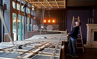 Der öffentlich bestellte und vereidigte Sachverständige der Handwerkskammer OWL, Friedhelm Spruch aus Bielefeld, macht sich ein Bild von der Deckenkonstruktion im Wintergarten des Restaurants Wohnzimmer. Er arbeitet im Auftrag des Insolvenzverwalters der damals ausführenden Ladenbaufirm und braucht rund vier Wochen für sein Gutachten. - Frank-Michael Kiel-Steinkamp