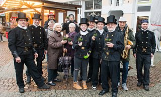 Der traditionelle Umzug der Schornsteinfeger beginnt auf dem Gänsemarkt. Die Gruppe verteilt kleine Töpfe mit vierblättrigem Klee als Glückcbringer an Passanten. - Ralf Bittner