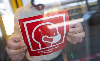 In Bus und Bahn dürfen seit dem 24. April nur noch FFP2-Masken oder Masken mit vergleichbaren Schutzfähigkeiten getragen werden. Das gilt laut MoBiel auch für das Personal, das nicht am Steuer sitzt. - picture alliance/dpa
