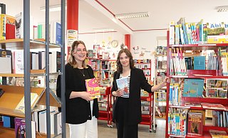 Elena Strehle (r.) ist die neue Leiterin der Löhner Stadtbücherei. Meike Lohmeier unterstützt sie als Stellvertreterin. - Judith Gladow