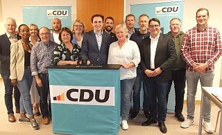 Der neue Vorstand der Espelkamper Christdemokraten nach seiner Wahl im Nachbarschaftszentrum Erlengrund mit den heimischen Abgeordneten Bianca Winkelmann, Oliver Vogt und Bürgermeister Henning Vieker. - Karsten Schulz