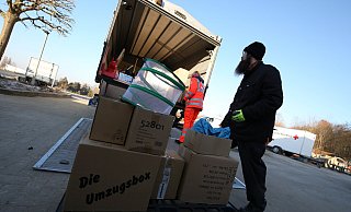 DRK-Mitarbeiter und Eltern packen gemeinsam an, damit der Umzug gelingt. - Gerald Dunkel