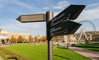 Mit dem digitalen Fußgängerleitsystem finden sich Anwohner und Besucher in Stuttgart gut zurecht. Eine vernetzte Steuerungssoftware übernimmt tagesaktuelle Daten rund um den Stelenstandort, inklusive Entfernungsangaben und ÖPNV-Empfehlung. - © Stuttgart-Marketing GmbH, Thomas Niedermüller