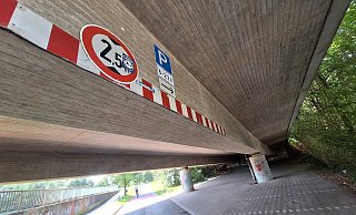 Das Parken unter der Brücke am Elsedamm ist nur von 6 bis 22 Uhr gestattet. Nachts werden hier aber oft Partys gefeiert. moniert eine Anwohnerin. - Peter Heidbrink