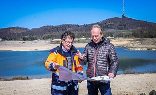 Gute Zusammenarbeit: Adam Marek (l.) vom Umweltamt und Claus Meyer zu Bentrup besprechen die Details der Umgestaltungen. Hinter ihnen, auf der anderen Seeseite, laufen die Planierarbeiten. - Sarah Jonek Gute Zusammenarbeit: Adam Marek (l.) vom Umweltamt und Claus Meyer zu Bentrup besprechen die Details der Umgestaltungen. Hinter ihnen, auf der anderen Seeseite, laufen die Planierarbeiten. - Sarah Jonek