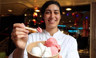 Bei Knigge sind die Eislöffel jetzt aus Holz. Auszubildende Sabrina Melo Klassen zeigt auch die neuen Becher - ebenfalls umweltfreundlich. - Wolfgang Rudolf