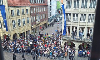 Zuschauer stehen vor dem Historischen Rathaus in Münster. Die Polizei hat das Gebiet weiträumig abgesperrt. - Ingo Kalischek