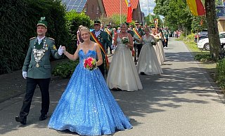 Das Königspaar Patrick Delitzscher und Kati Rollberg-Delitzscher steht beim Umzug in Neuenbeken im Mittelpunkt. - Julia Spiekerkötter