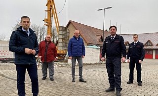 An der Baustelle: Bürgermeister Burkhard Schwuchow, Bauausschuss-Vorsitzender Peter Salmen, Ortsvorsteher Wigbert Löper, Feuerwehrchef Michael Stork und Stellvertreter Jens Götte. - Stadt Büren