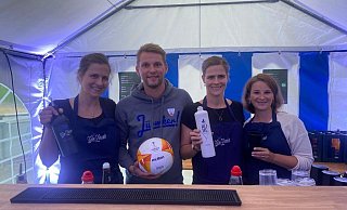 Sören Siek aus dem Organisations-Team des TuS Jöllenbeck schaut an der Cocktail-Bar bei Julia Wolf (v.l.), Maren Demmer und Janina Stein-Demmer vorbei. - Nicole Bentrup