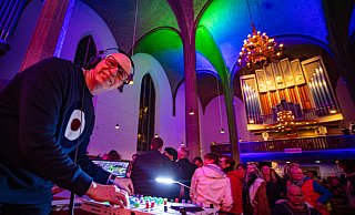 DJ Thomas Stuke legte in der Nicolaikirche Techno auf.Nachtansichten Bielefeld 2023 - Mike-Dennis Mller / www.mdm.photo
