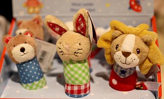 Kleine Rasseltiere aus dem Spielzeugladen sind ein beliebtes Geschenk für Babys. - Frank-Michael Kiel-Steinkamp