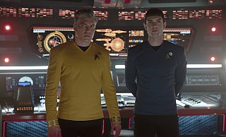 Neuer Captain, alter Spock: Anson Mount (l.) und Ethan Peck auf der Brücke der Enterprise. - picture alliance / ASSOCIATED PRESS Neuer Captain, alter Spock: Anson Mount (l.) und Ethan Peck auf der Brücke der Enterprise. - picture alliance / ASSOCIATED PRESS