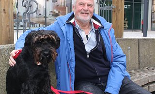 Der ehemalige Sprecher der Polizei Höxter, Peter Schneider, hier mit Hündin Lucy, ist gestorben. - Simone Flörke