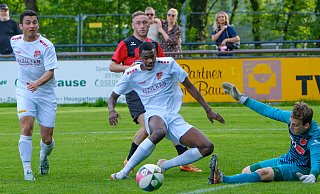 Das Kreispokal Finale ist das Ziel der Theesener. Hier eine Szene aus dem Endspiel 2024: VfL-Spieler Soufian Kaba und sein Team unterlagen knapp gegen Peckeloh mit Torwart Tom Weber. - Andreas Zobe