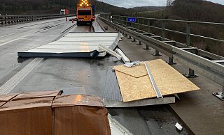 Am Mittwoch hat ein Lkw ein Fertighaus auf der A44 bei Warburg verloren. - Autobahn GmbH