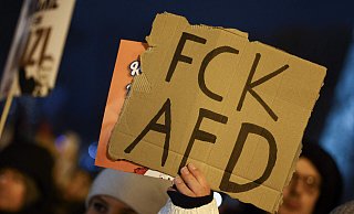 Bei einer Demonstration in Berlin werden Plakate gegen die AfD hoch gehalten. - AFP or licensors