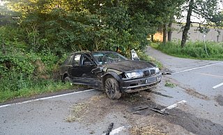 Der BMW kam von rechts von der Fahrbahn ab, fuhr etwa 40 Meter durch den Graben. - Polizei Herford