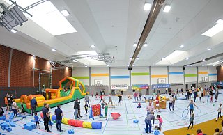 Volles Haus: Zahlreiche Familien mit kleinen und größeren Kindern kamen im vergangenen Jahr zur Familiade des TVC Enger, um die verschiedenen Sport- und Spielmöglichkeiten auszuprobieren und den Spaß an der Bewegung zu entdecken.Foto: Stefanie Boss - Stefanie Boss