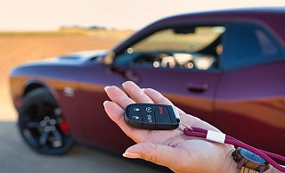 Ein Autodieb lauert auf einem Parkplatz in Bielefeld mit einem Funktransponder, der das Verriegeln der Autotüren verhindert. Als er sich bedienen will, ertönt ein Pfiff. - Pixabay/Anrita1705
