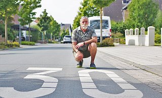 NW-Leser Fred Roos ärgert sich über die Temposünder an der Feldstraße/Brunnenallee. Er wünscht sich mehr Piktogramme und Blitzerkontrollen durch die Polizei. - Jessica Eberle