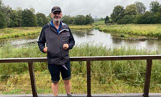 Dirk Strehl will zu Fuß zum Schwarzen Meer. Hier steht er am Zusammenfluss Brigach und Breg gleich Donau. - Dirk Strehl