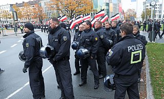 Rechtsextreme können, wie bei dieser Demo 2018, in Bielefeld kaum Fuß fassen. Die Zahl der rechten Straftaten ist in Bielefeld trotzdem höher als in den Nachbarkommunen. - NW
