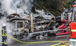 Die Zugmaschine des Sattelzuges stand in vollen Flammen. Die A2 bei Bielefeld musste in Richtung Dortmund zeitweise voll gesperrt werden. - Paul Brinkmann