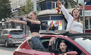 Gegen 21 Uhr feierten die Fans am Jahnplatz. - Stefan Gerold