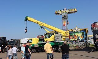 Beim Rundgang des Marktausschusses interessierte der Aufbau des Karussells "Airwolf", das erstmalig dabei ist, besonders. Gegenüber des Festzeltes Rose hat das neue Fahrgeschäft einen zentralen Standplatz bekommen. - Sigrid Dittmann