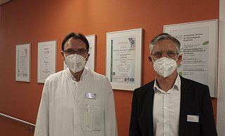Der Chefarzt der Klinik für Hämatologie und Onkologie Tobias Gaska (v.l.) und der kaufmännische Direktor Siegfried Rörig freuen sich über die Ausweisung als Onkologisches Zentrum der Spitzenmedizin. - Brüderkrankenhaus St. Josef