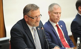 Finanzdezernent Dirk Raddy (l.) und Bürgermeister Frank Haberbosch warnen davor, dass Lübbecke in die Haushaltssicherung rutschen könnte. - Joern Spreen-Ledebur