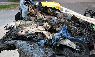 Bei einem Brand am Montag an der Meller Straße brannten Papiermülltonnen herunter. Ist in der Gegend ein Serientäter aktiv? - Symbolfoto: Jens Reichenbach