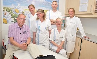 Um sich beim Team der Pflege rund um Stationsleiterin Kirstin Bolte (v.l.) mit den Kolleginnen Anna Wiens, Jan Wolf und Kinga Skup persönlich zu bedanken, ist Patient Thomas Keuter extra erneut ins Krankenhaus gekommen. ChefärztinRicarda Diller prognostiziert, dass Keuter schon bald ohne den Spezialschuh laufen kann. - Brüderkrankenhaus