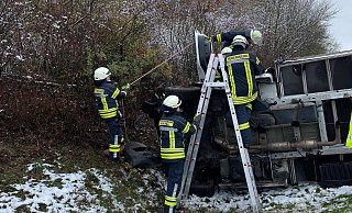 Die Feuerwehr an dem Transporter auf der A 44. - ffw breuna