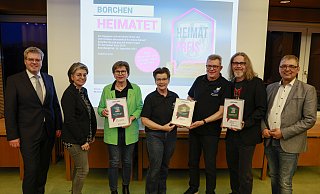 Bürgermeister Uwe Gockel (v. l.), Sandra Fiedler und Jutta Hopp (beide DFFK), Claudia Melcher und Wolfgang Thiele (beide Laienspielgruppe Kirchborchen) und Mathias Kuttig und Uwe Stork freuen sich gemeinsam über die Ehrungen. - Tom Finke/www.tomfinke.de