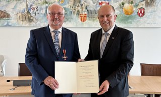 Übergabe des Bundesverdienstordens an Vincenz Heggen durch Landrat Christoph Rüther (r.). - Kreis Paderborn