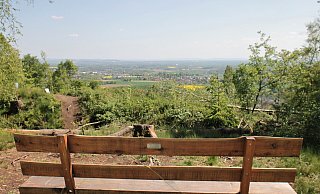Der Ausblick vom Kamm des Nonnensteins ist zurzeit einfach grandios. Trotzdem sollten dereinst wieder große Bäume den Hang bevölkern. - Meiko Haselhorst