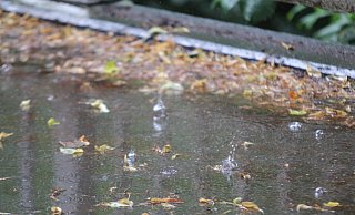 Wenn es längere Zeit an der gleichen Stelle regnet, schwellen kleine Bäche und Wassergräben rasch zu reißenden Strömen an. - Ulf Hanke