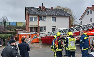 Nach etwa eineinhalb Stunden gelang es den Einsatzkräften im Kreis Gütersloh, den Schornstein ein Stück weit zu bewegen, sodass der Fuß des Handwerkers unter dem Schornstein befreit werden konnte. - Andreas Frücht