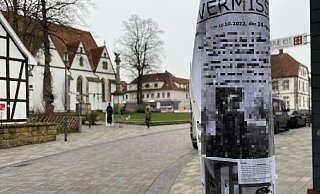 Zu Beginn suchten die Eltern des damals 14-Jährigen im Jahr 2022 noch mit Plakaten in der Versmolder Innenstadt nach ihrem Sohn. - Tasja Klusmeyer