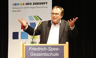 NRW-Umweltminister Oliver Krischer ermutigte die Schüler, den Weg der Nachhaltigkeit weiter zu gehen. - Sven Hauhart