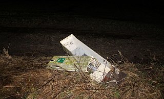 Ein Unbekannter fuhr mit seinem Fahrzeug den Verteilerkasten um, der dabei vollständig aus der Verankerung gerissen wurde. - Polizei Minden-Lübbecke